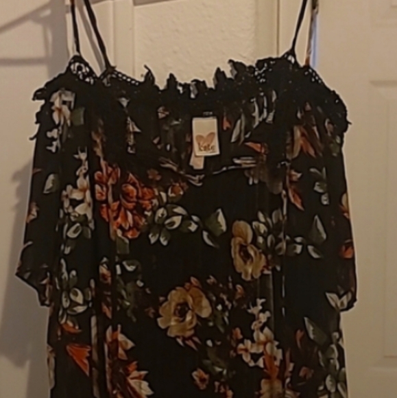 Black Floral blouse with lace at the top of the blouse at the top of  Blouse. - Picture 5 of 7